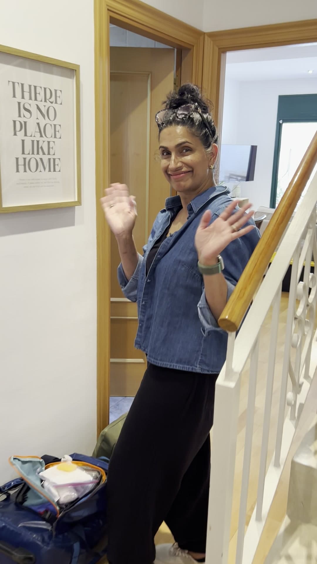 Farah, arms raised, arriving at the new place in Spain